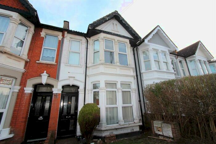 2 Bedroom Flat To Rent In Wimborne Road, Southend On Sea, SS2