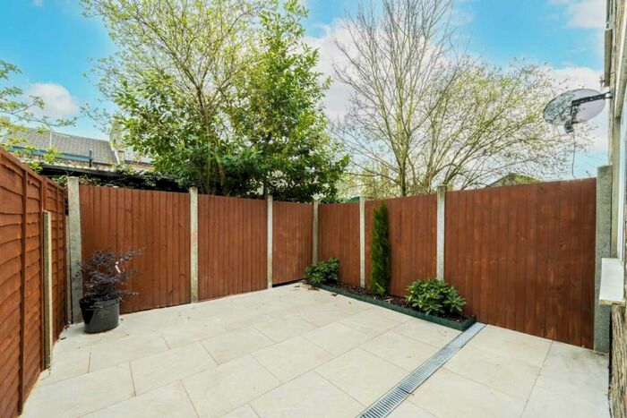 2 Bedroom Flat For Sale In Charlton Road, Harlesden, NW10