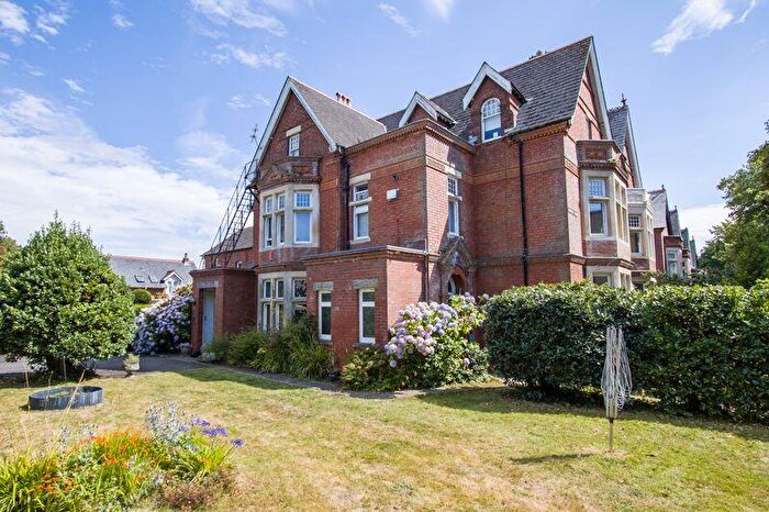 2 Bedroom Flat For Sale In Plymouth Road, Penarth, CF64