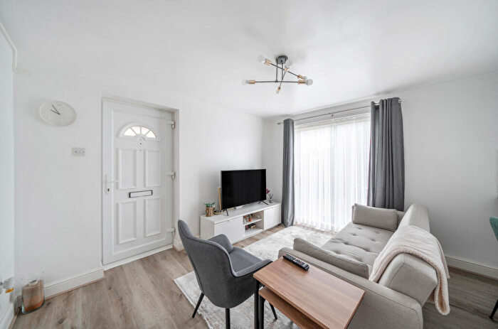 1 Bedroom House To Rent In Redwood Way, Barnet, EN5