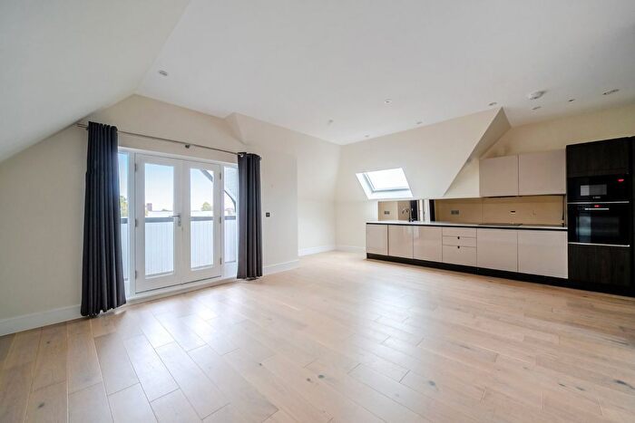 2 Bedroom Flat For Sale In Oak Hill Road, Surbiton, Surrey, KT6