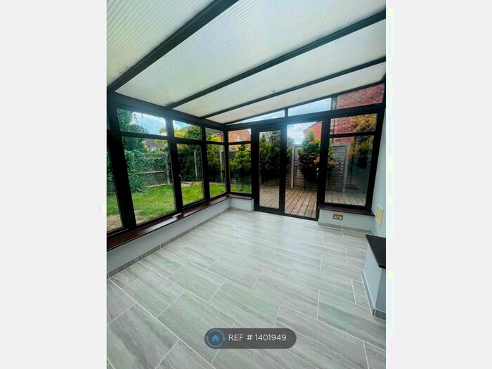 2 Bedroom Semi-Detached House To Rent In Pearl Gardens, Slough, SL1