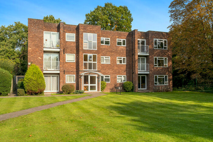 2 Bedroom Apartment To Rent In Malcolm Way, Snaresbrook, E11