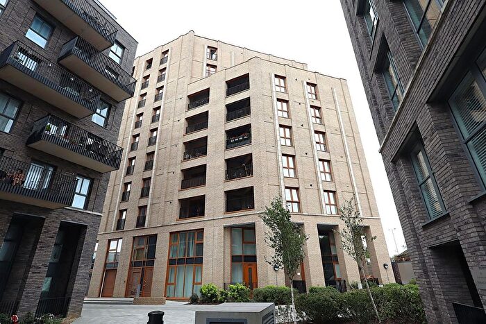 2 Bedroom Flat To Rent In Chiltern Court, Watford, WD24