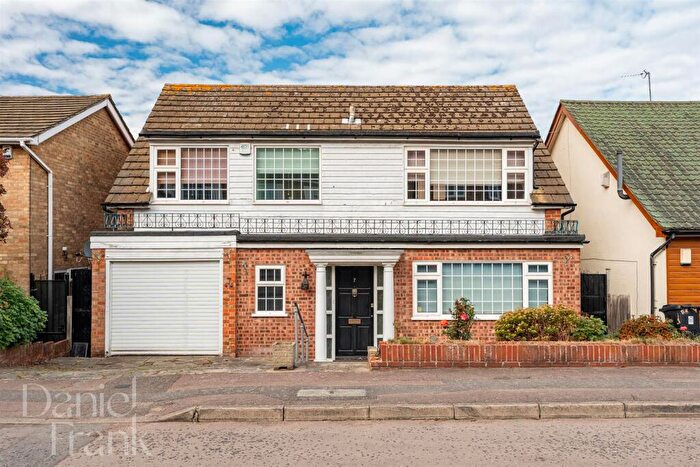 4 Bedroom Detached House For Sale In Bancroft Avenue, Buckhurst Hill, IG9