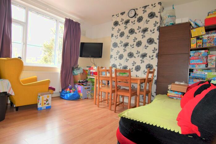 2 Bedroom Flat To Rent In Hill Rise, Greenford, Middlesex, UB6