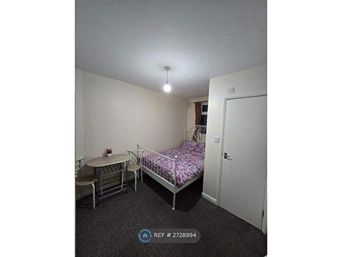 Studio To Rent In Grenoble Gardens, London, N13