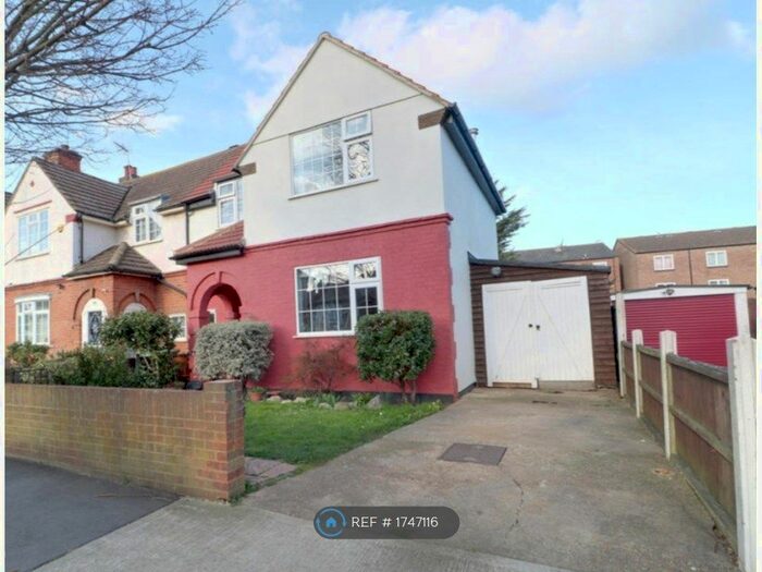 3 Bedroom End Of Terrace House To Rent In Willow Street, Romford, RM7