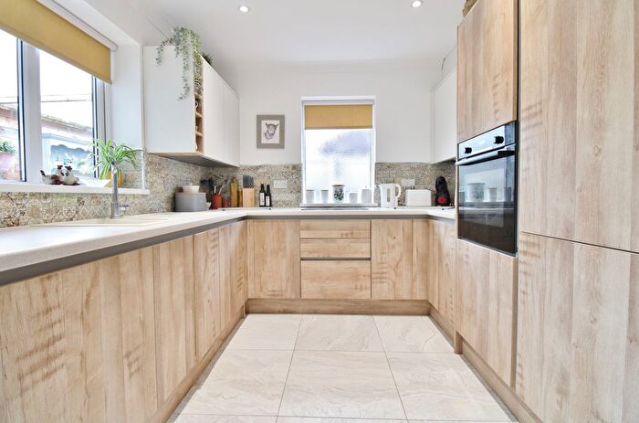 2 Bedroom Detached Bungalow For Sale In Mays Lane, Stubbington, Fareham, PO14