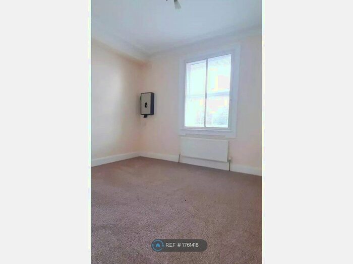 4 Bedroom Flat To Rent In Brent View House, London, NW11