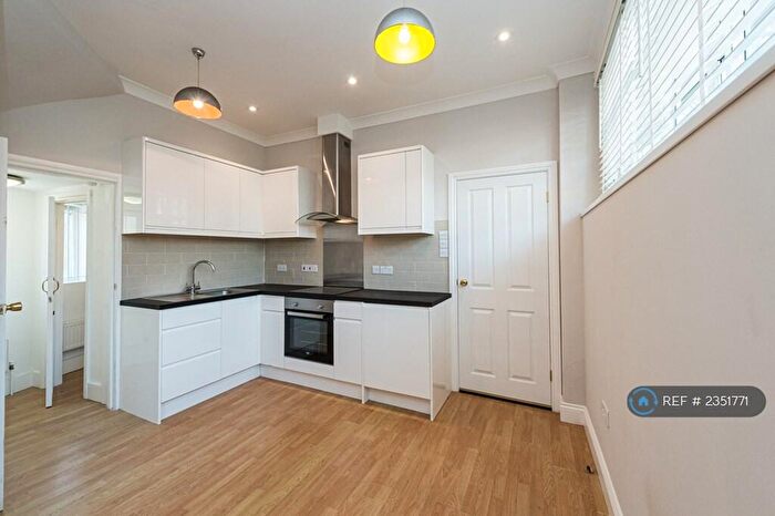 1 Bedroom Flat To Rent In The Crescent, Leatherhead, KT22