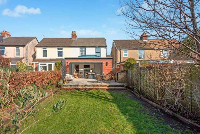 2 Bedroom Semi Detached House For Sale In Queens Road, Petersfield, Hampshire, GU32