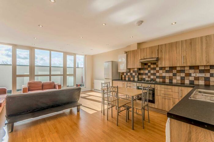 2 Bedroom Flat To Rent In Offord Road, Barnsbury, London, N1