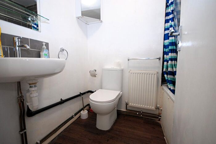 5 Bedroom Flat To Rent In Carlton Grove, London, SE15