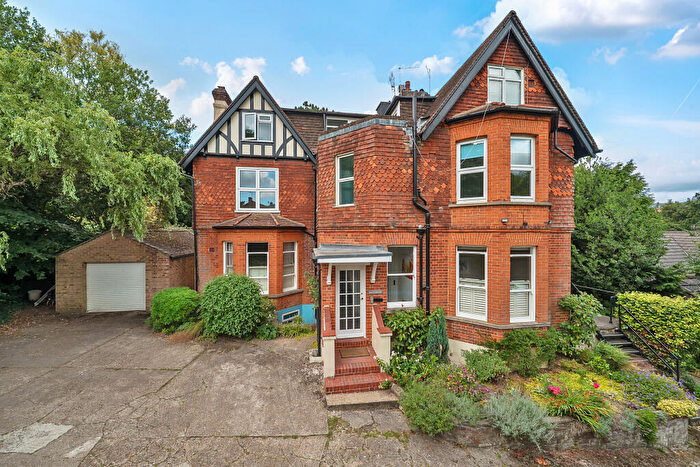 3 Bedroom Flat For Sale In Snatts Hill, Oxted, RH8