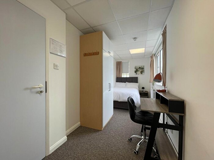 Apartment To Rent In Wilbury Villas -, S63