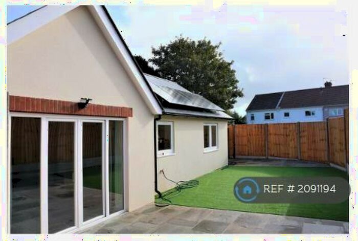 2 Bedroom Bungalow To Rent In Belroyal Lane, Bristol, BS4