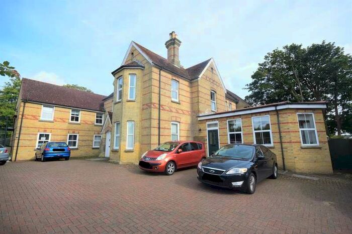 2 Bedroom Flat To Rent In Staplers Road, Newport, PO30