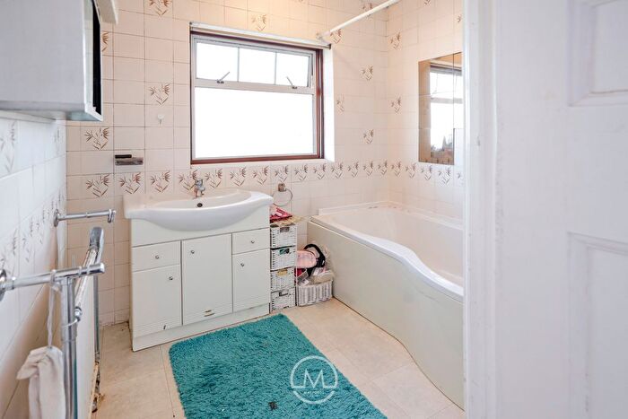 5 Bedroom Semi-detached House To Rent In Elmcroft Crescent, North Harrow, HA2