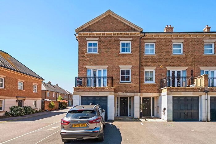 4 Bedroom End Terrace House For Sale In Rainbow Road, Erith, Kent, DA8