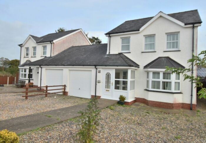 3 Bedroom Link Detached House For Sale In Parc Yr Ynn, Llandysul, SA44