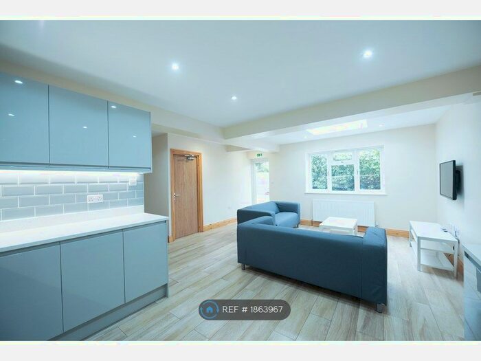 6 Bedroom Detached House To Rent In St. Peters Road, Reading, RG6