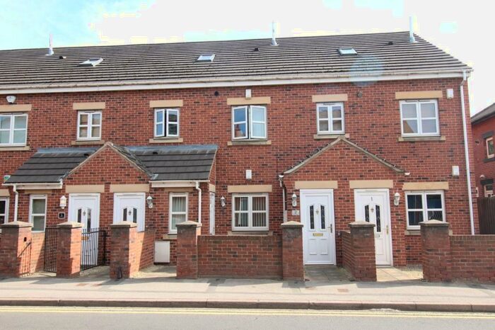 2 Bedroom Maisonette To Rent In Aberford Road, Oulton, Leeds, West Yorkshire, LS26