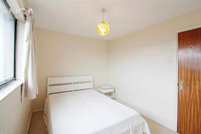 4 Bedroom Town House To Rent In Cardinal Close, Caversham, Reading, RG4
