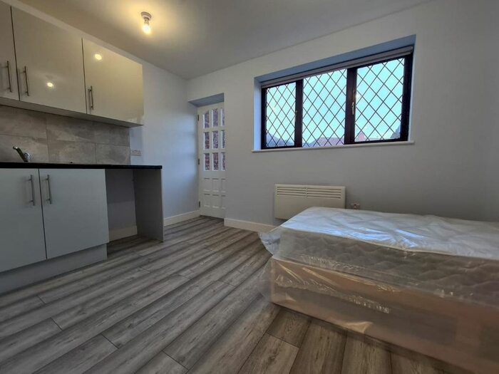 Studio To Rent In De Salis Road, Uxbridge, UB10