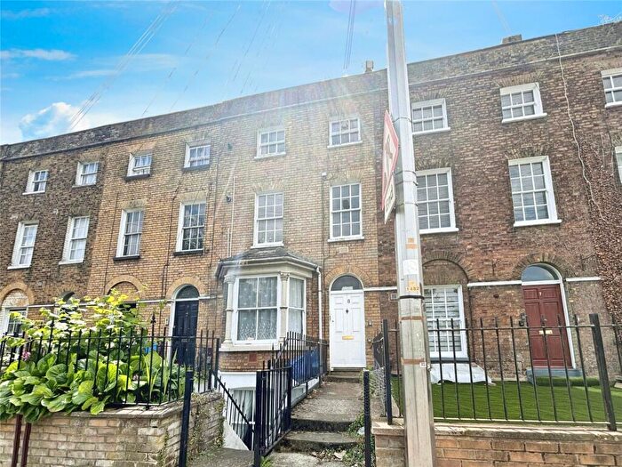 1 Bedroom Flat For Sale In Ordnance Terrace, Chatham, Kent, ME4