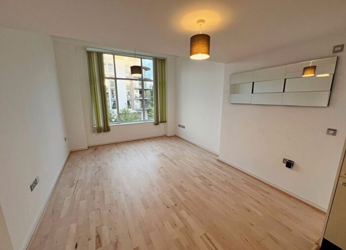 3 Bedroom Flat To Rent In Wallis House, Great West Road, Brentford, TW8