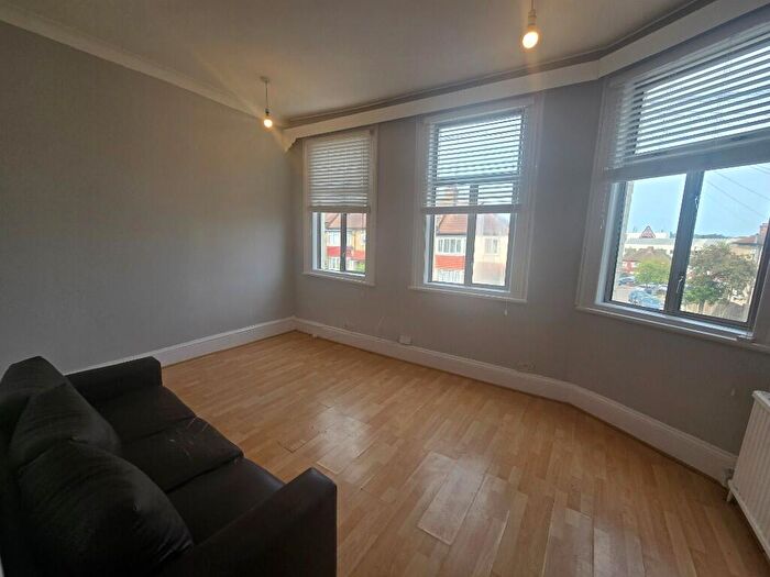 3 Bedroom Flat To Rent In Oakleigh Road North, London, N20