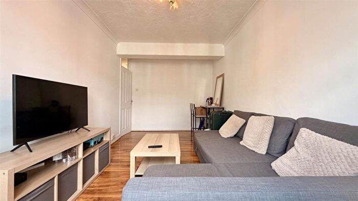 2 Bedroom Flat To Rent In High Street, Cheam, Sutton, SM3