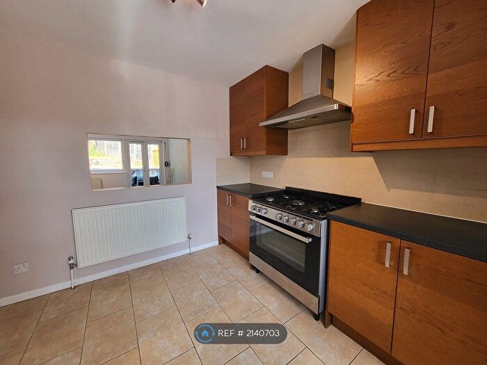 3 Bedroom Detached House To Rent In Devon Road, Luton, LU2