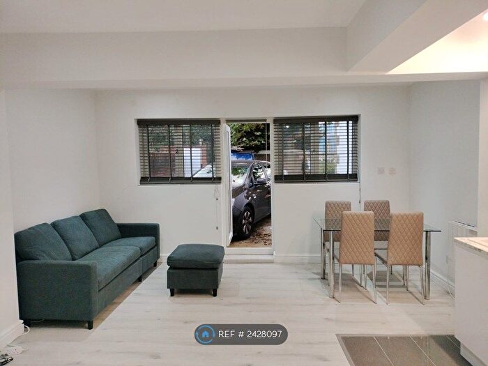 Studio To Rent In Woodford Green, London, IG8