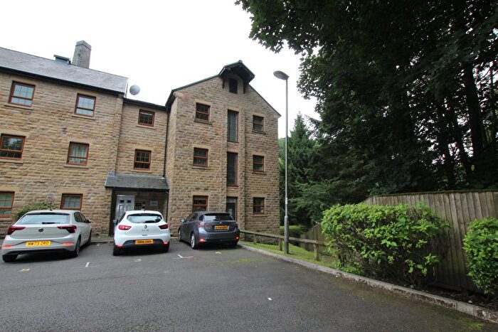 2 Bedroom Flat To Rent In Paperhouse Close, Rochdale, OL11