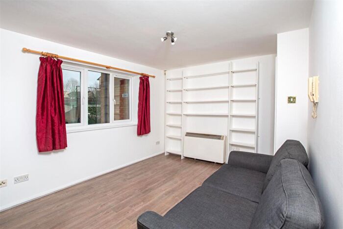 Studio To Rent In Westferry Road, E14