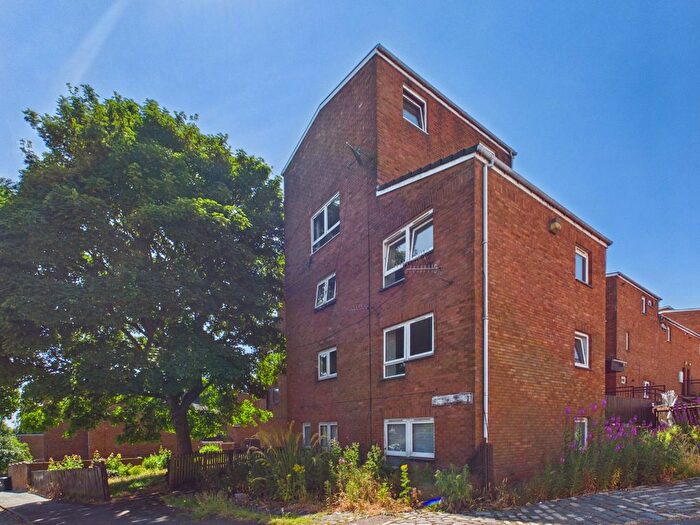 2 Bedroom Flat To Rent In Kinghorne Court, Hilltown, Dundee, DD3