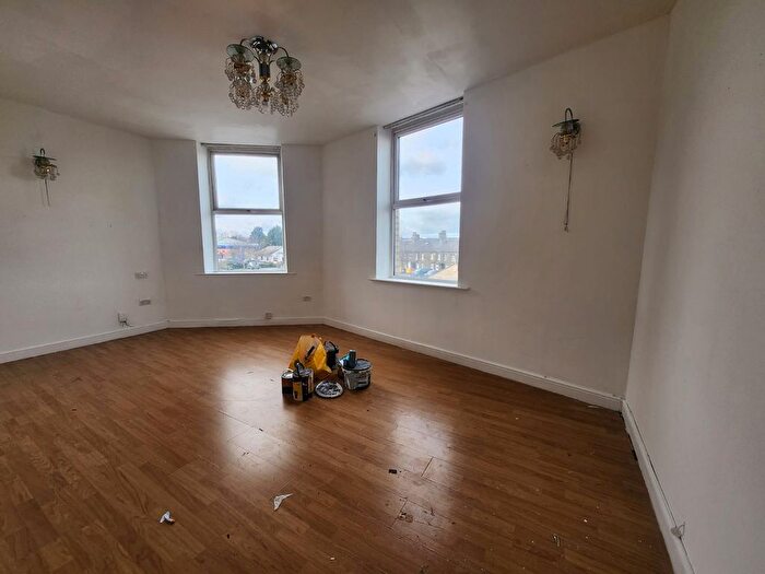 2 Bedroom Flat To Rent In Legrams Lane, Bradford, BD7