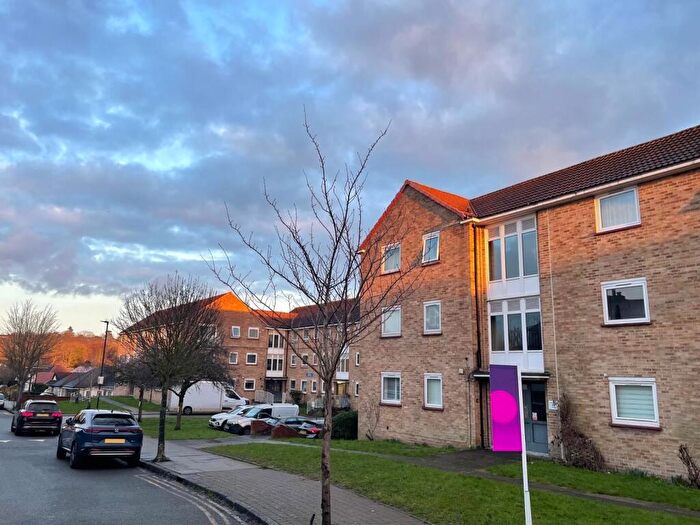 2 Bedroom Flat For Sale In Links Side, Enfield, EN2