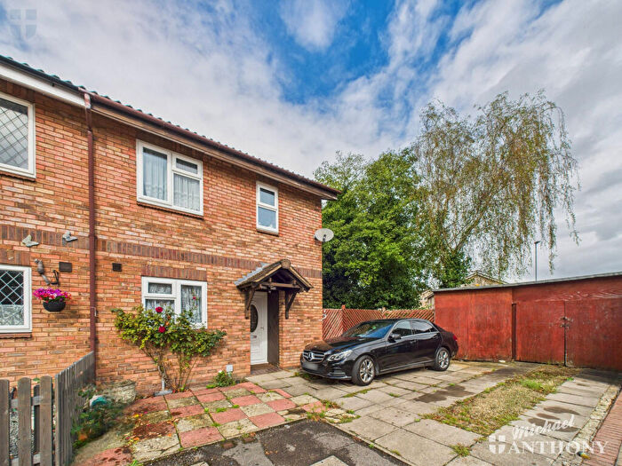 3 Bedroom House For Sale In Nappin Close, Aylesbury, Buckinghamshire, HP19