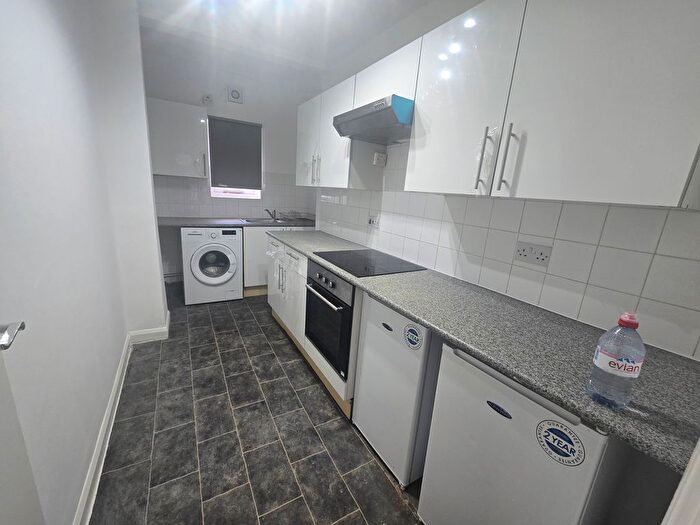 3 Bedroom Flat To Rent In Bow Road, London, E3