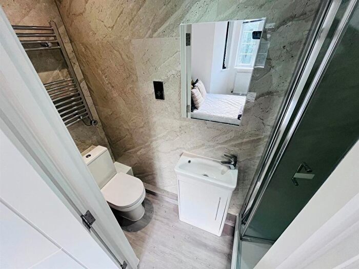 3 Bedroom Flat To Rent In Warwick Lodge, London, NW2