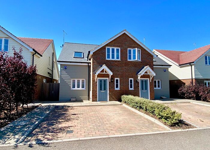 2 Bedroom Semi-Detached House For Sale In Roestock Lane, Colney Heath, AL4