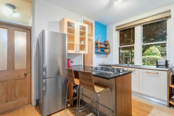 3 Bedroom Flat To Rent In Camberwell New Road, London, SE5