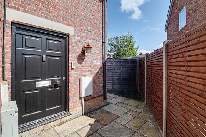 2 Bedroom Maisonette For Sale In Kinsbourne Close, Harpenden, Hertfordshire, AL5