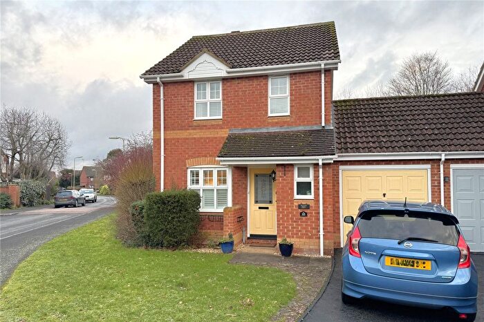 3 Bedroom Link Detached House For Sale In Hop Garden Road, Hook, Hampshire, RG27