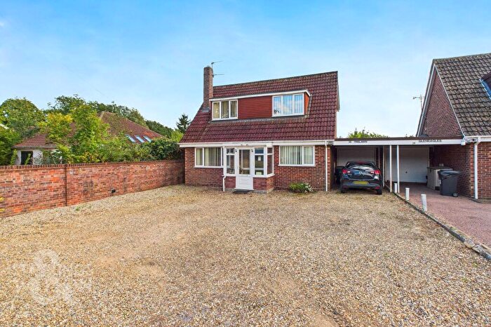 3 Bedroom Chalet For Sale In Poringland Road, Stoke Holy Cross, Norwich, NR14