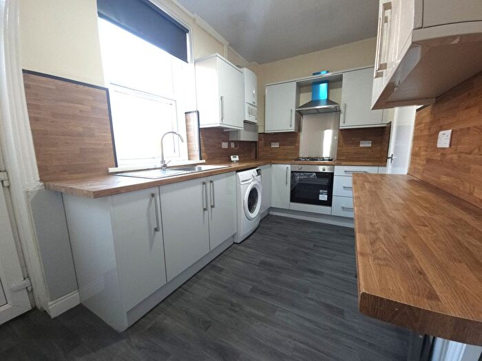 3 Bedroom Terraced House To Rent In Woodhall Avenue, Bradford, BD3