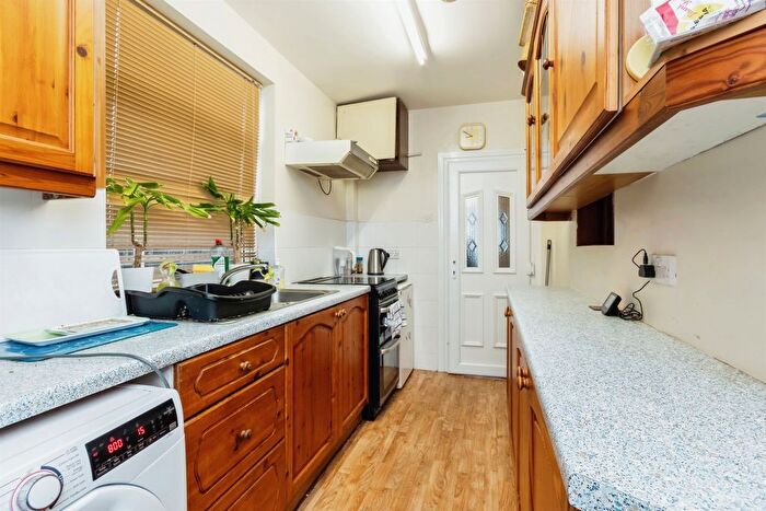 3 Bedroom Detached House For Sale In Newlyn Drive, Nottingham, NG8